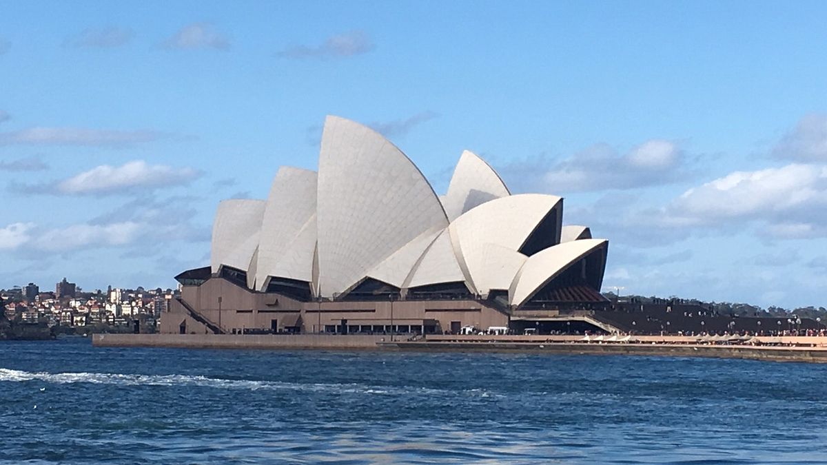 雪梨擁有全球最大的天然海港雪梨港,以及彎彎曲曲、超過七十個小海港和海灘,很多沙灘都有市政府搭建的固定烤肉設備,隨時歡迎市民BBQ。圖為雪梨歌劇院(圖/曾詩婷攝) 雪梨擁有全球最大的天然海港雪梨港,以及彎彎曲曲、超過七十個小海港和海灘,很多沙灘都有市政府搭建的固定烤肉設備,隨時歡迎市民BBQ。圖為雪梨歌劇院(圖/曾詩婷攝)