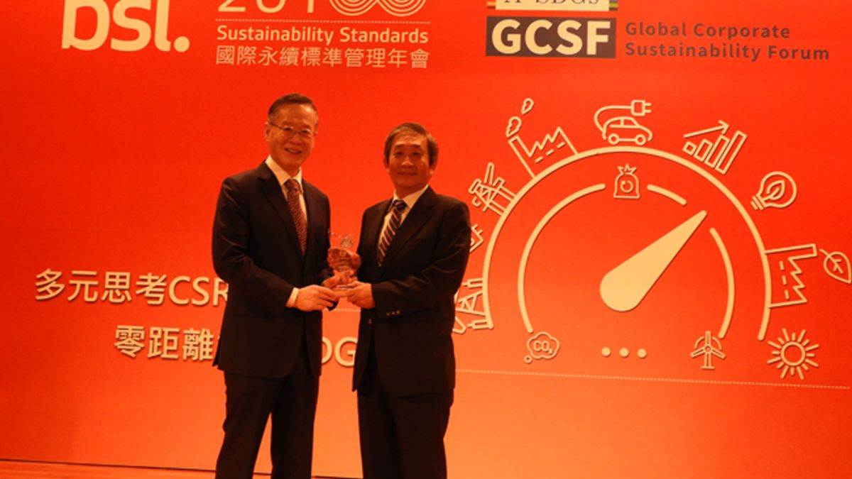 台糖公司副總經理楊旭麟代表公司獲頒英國標準協會「BSI永續卓越獎」。(圖/台糖公司提供) 台糖公司副總經理楊旭麟代表公司獲頒英國標準協會「BSI永續卓越獎」。(圖/台糖公司提供)