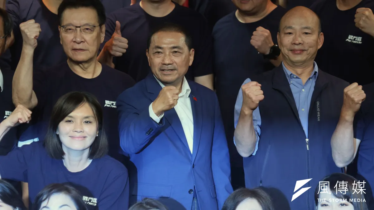 中廣董事長趙少康(中左起)、國民黨總統參選人侯友宜、前高雄市長韓國瑜出席戰鬥藍再動員記者會。(柯承惠攝)