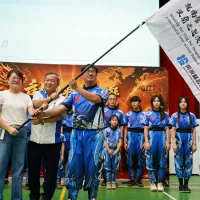 南投縣營北國中舞龍隊將前往波蘭「Myślenice國際民俗藝術節」及「Koszęcin西里西亞國際民俗藝術節」副縣長王瑞德授旗。(圖/南投縣政府) 南投縣營北國中舞龍隊將前往波蘭「Myślenice國際民俗藝術節」及「Koszęcin西里西亞國際民俗藝術節」副縣長王瑞德授旗。(圖/南投縣政府)