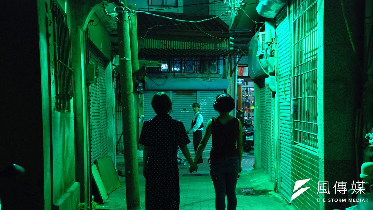 河床劇團戲劇作品《開房間》系列計劃,2016年於台南街道演岀。(河床劇團提供) 河床劇團戲劇作品《開房間》系列計劃,2016年於台南街道演岀。(河床劇團提供)