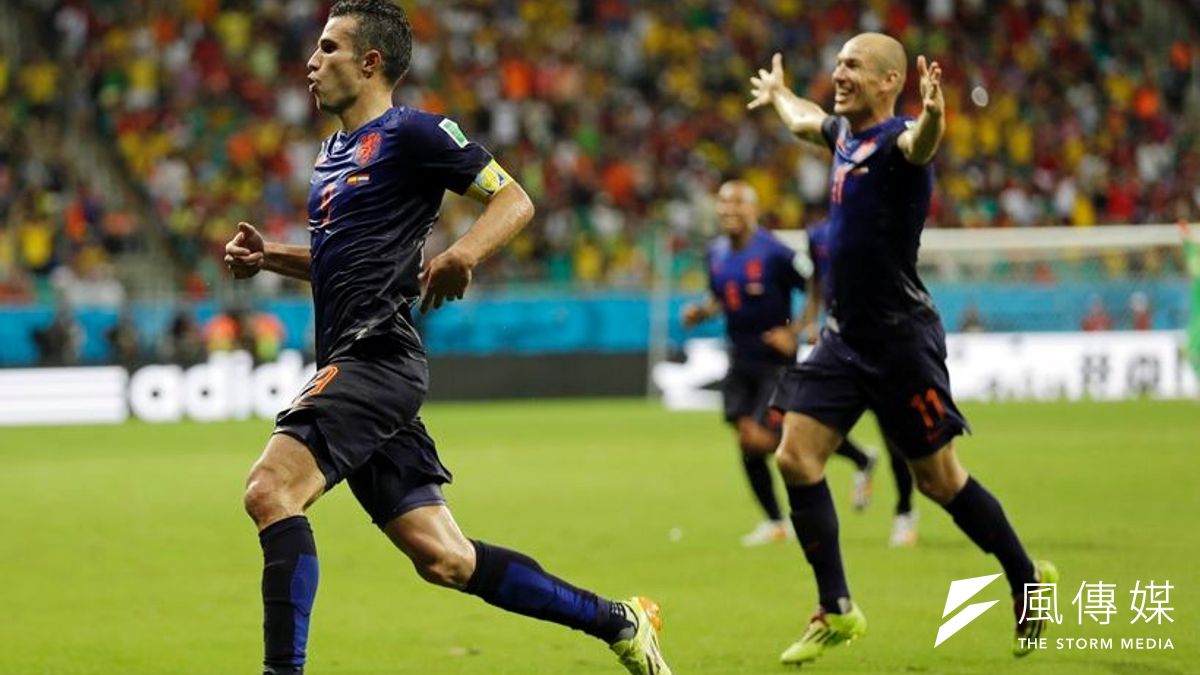 荷蘭致勝兩大功臣范佩西(左)與羅本在進球之後振臂歡呼。(美聯社) 荷蘭致勝兩大功臣范佩西(左)與羅本在進球之後振臂歡呼。(美聯社)