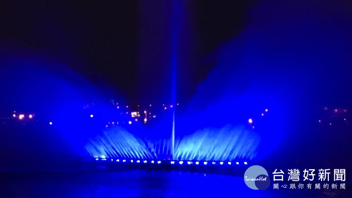 大佳河濱夜間噴水秀 搭配五彩燈光好浪漫 大佳河濱夜間噴水秀 搭配五彩燈光好浪漫