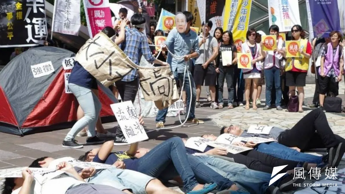 64個關心居住問題的公民團體宣示啟動「巢運」,現場上演行動劇諷刺房價不公,並號召民眾夜宿仁愛路表達抗議。(取自巢運臉書)