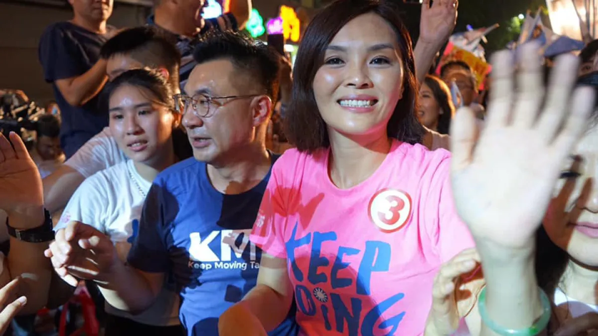 高雄市長補選候選人李眉蓁(右)認為自己從小在高雄長大,知道高雄要的是什麼,「而不是高雄那邊幾個人、最北最南」。(取自李眉蓁臉書)
