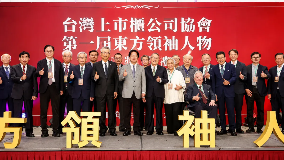 台灣上市櫃公司協會首屆「東方領袖人物」出爐,宏碁創辦人施振榮(前排右四)獲獎,賴清德總統(前排右五)出席頒獎。合照者前排左一起宏碁集團共同創辦人黃少華、桃園市長張善政、潘文淵文教基金會董事長史欽泰、上市櫃公司協會理事長暨信義企業集團創辦人周俊吉、賴清德總統、宏碁創辦人伉儷施振榮與葉紫華、台灣評鑑協會名譽理事長許士軍、公益平台文化基金會董事長嚴長壽。(主辦單位提供)
