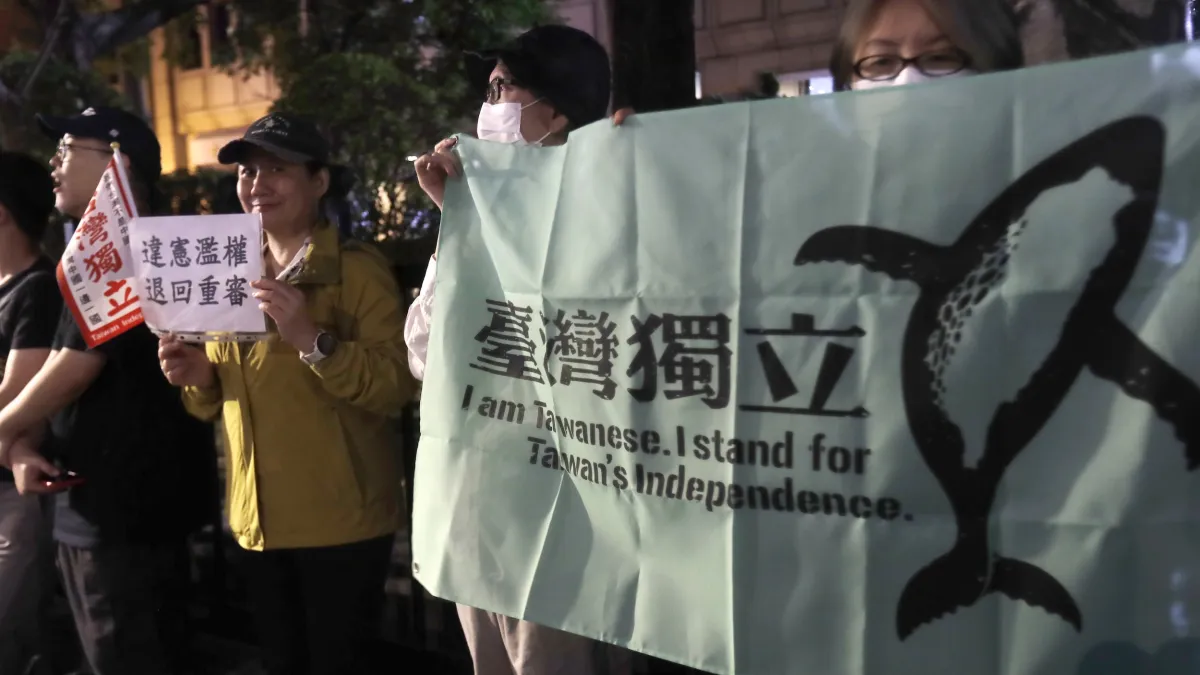 2024年5月28日、立法院前で「台湾独立」と書かれたプラカードを掲げる民進党支持者。(写真/AP通信提供)