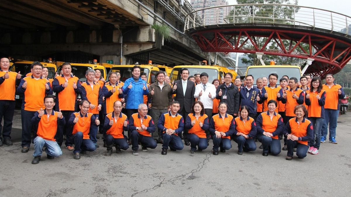 慰勉清潔隊員 馬總統致贈春節獎勵金 慰勉清潔隊員 馬總統致贈春節獎勵金