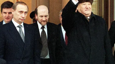 1999年12月31日,剛剛宣布辭去總統一職並離開官邸的葉爾欽(右),身旁是代理總統職務的普京(左)(ITAR-TASS @ Wikipedia/CC BY 4.0)