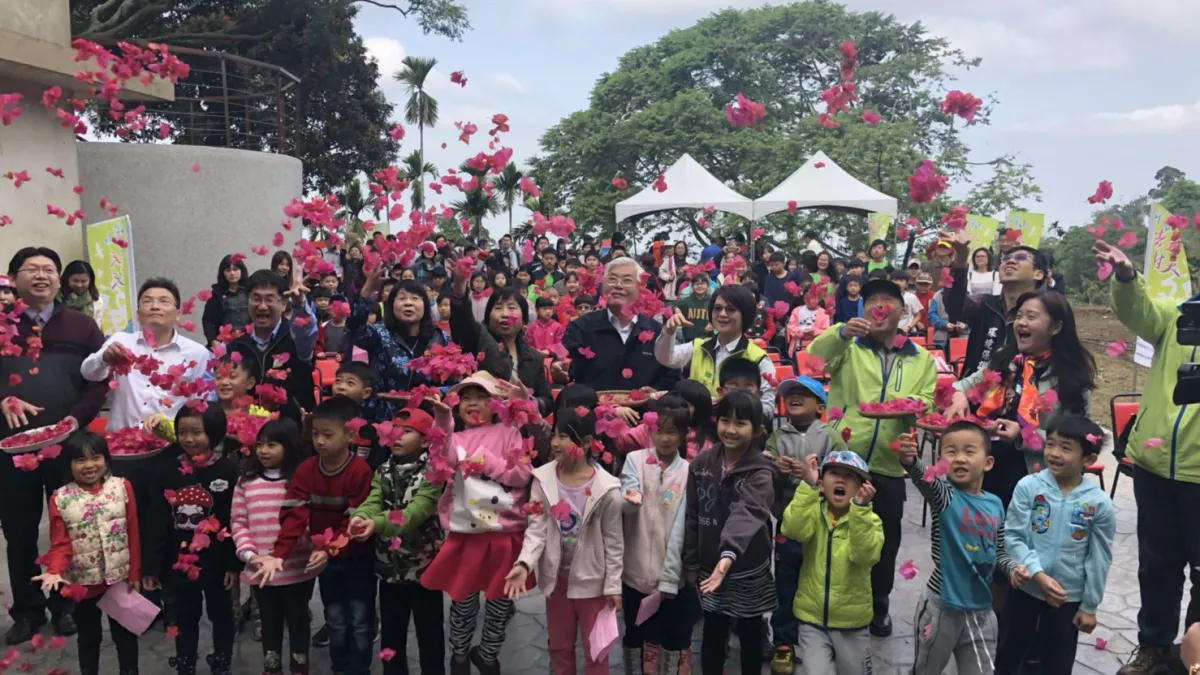 雲林縣長李進勇21日與華南國小和環球科技大學的師生等人於春分惜山祭典上,向大自然虔誠獻上來自土地的出產,以鮮花、蔬果向大地表達眾人的敬意,並與小朋友們將繽紛的花朵,灑向天空,感謝天地給予的一切。(圖/雲林縣政府提供)
