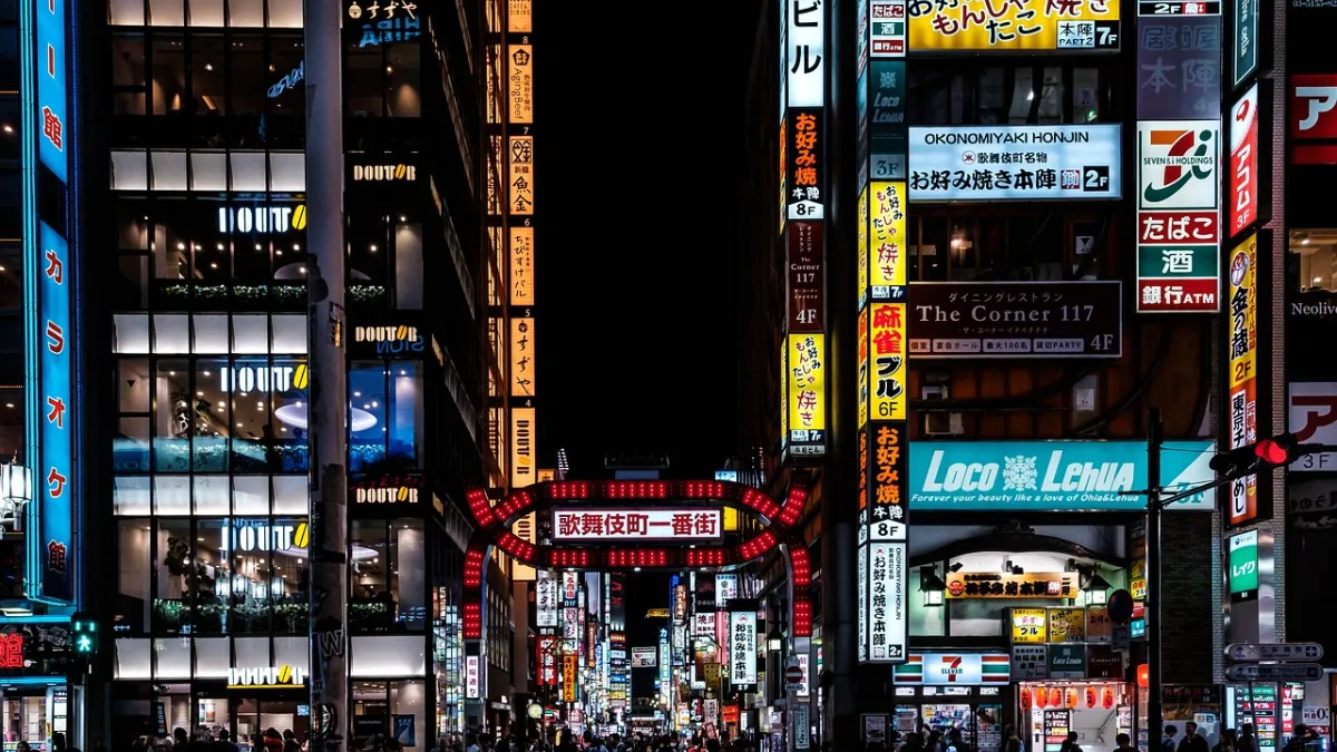 新宿歌舞伎町是日本少數的大型紅燈區之一,現時日本全國有800家牛郎店,其中300家集中在歌舞伎町。(圖/取自pixabay)