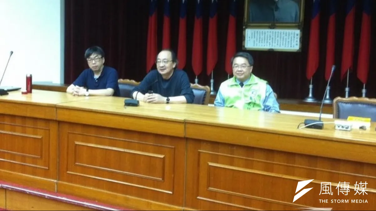 藍營內政委員會召委張慶忠明日排入服貿議程,綠委則動員反制,再度佔領立院9樓大禮堂。(顏振凱攝)