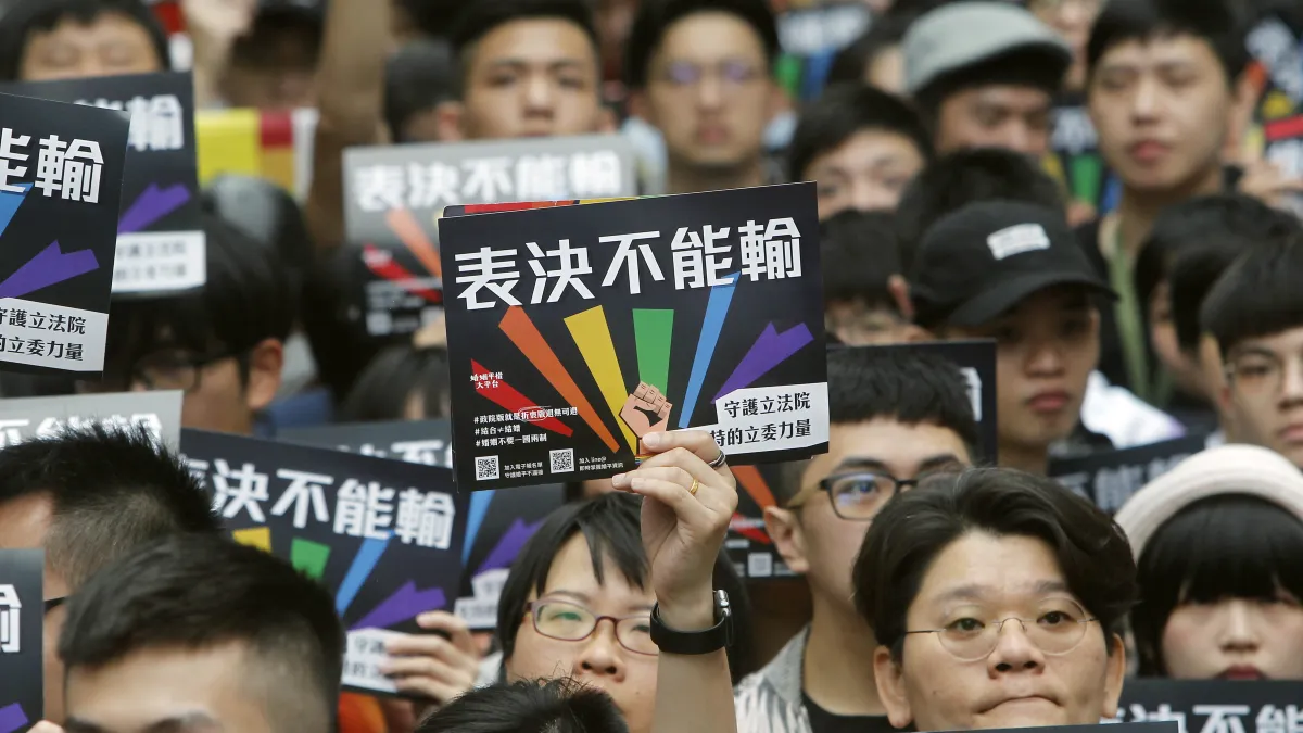 2019年5月17日,立法院表決《司法院釋字第748號解釋施行法》,讓台灣成為亞洲第一個讓同性伴侶合法結婚的國家(AP)