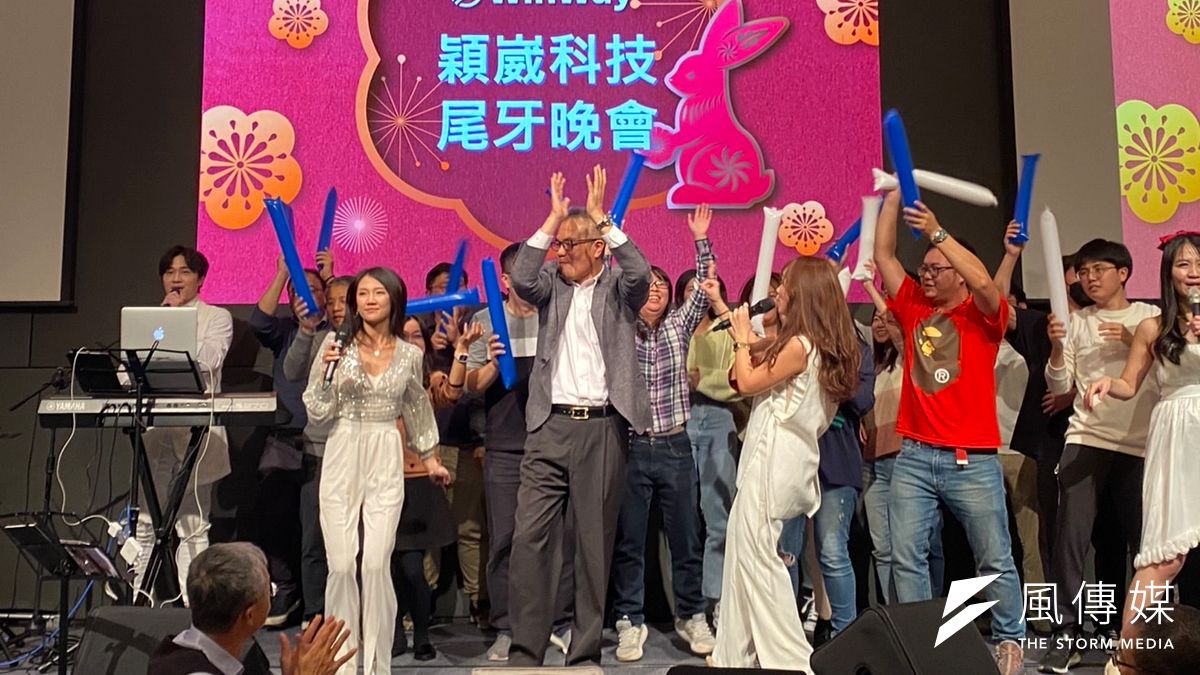 半導體測試介面廠穎崴尾牙,圖中為穎崴董事長王嘉煌和員工同樂。(圖/周康玉) 半導體測試介面廠穎崴尾牙,圖中為穎崴董事長王嘉煌和員工同樂。(圖/周康玉)