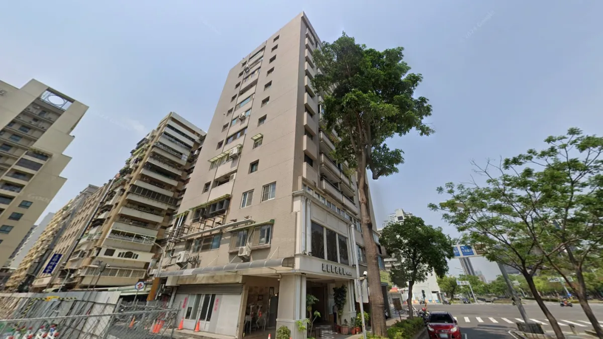 愛禮大廈共有12樓,坐落在高雄市蛋黃區。(圖/翻攝自Google Maps)