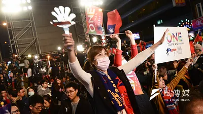 敗選後的國民黨還能再起嗎?(敗選之夜,仍有許多民眾高舉支持標語要國民黨要堅持下去。林俊耀攝)