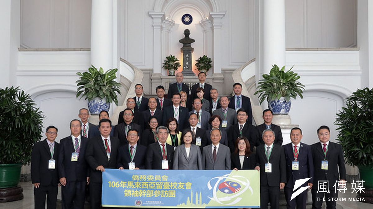 蔡英文今(15)日接見馬來西亞留台校友參訪團,表示政府正研擬放寬居留、工作規定,期望馬國學子來台留學,為台灣經濟打拼。(總統府提供) 蔡英文今(15)日接見馬來西亞留台校友參訪團,表示政府正研擬放寬居留、工作規定,期望馬國學子來台留學,為台灣經濟打拼。(總統府提供)