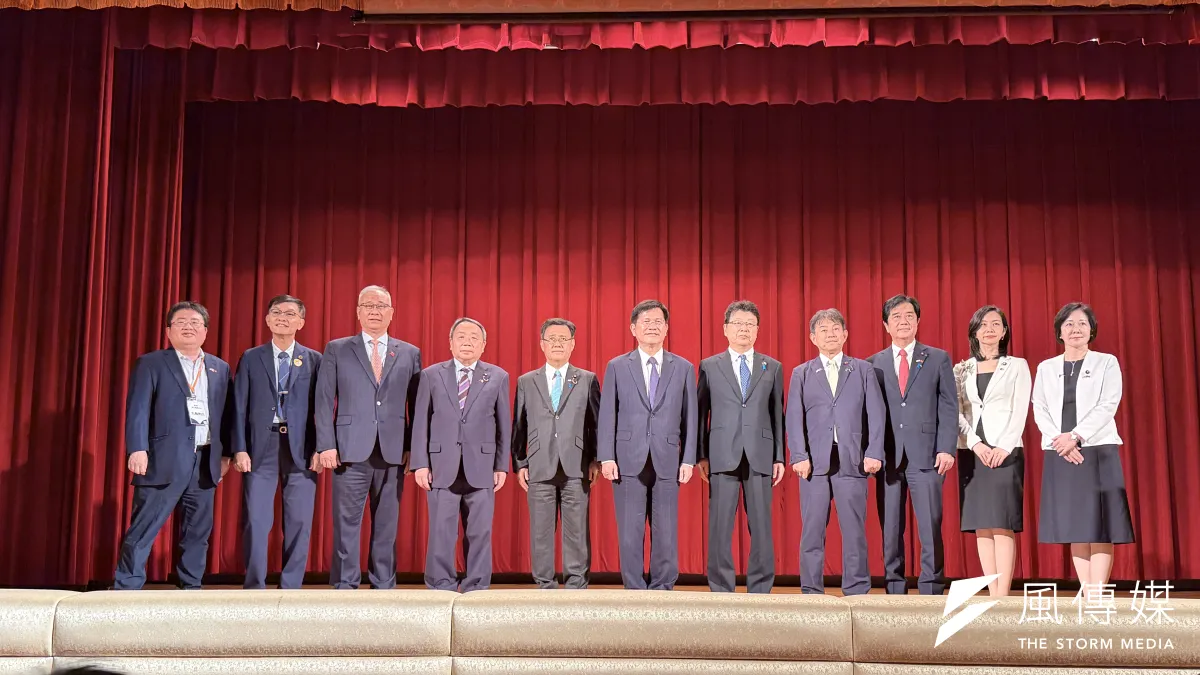 「台日外交國防論壇」9日於台北圓山大飯店舉行,外交部長林佳龍與日本參眾議員及與會嘉賓合影。(外文中心攝)
