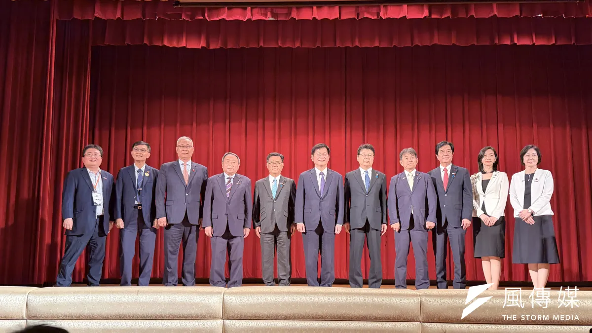 「台日外交国防フォーラム」が9日、台北市で開かれた。写真は左から矢板明夫執行長、余宗基元院長、陳文甲副学長、石平参議院議員、山田吉彦参議院議員、林佳龍外交部長、北村晴男参議院議員、西田薫衆議院議員、横田光弘衆議院議員、梅村みずほ参議院議員、三木圭恵衆議院議員。(外国語センター撮影)