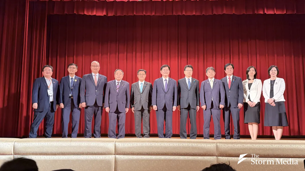 Foreign Minister Lin Chia-lung poses with visiting Japanese senators and other guests at the Taiwan-Japan Diplomatic and Defense Forum held at The Grand Hotel Taipei on September 9. (Photo courtesy of the Storm Media Foreign Desk)