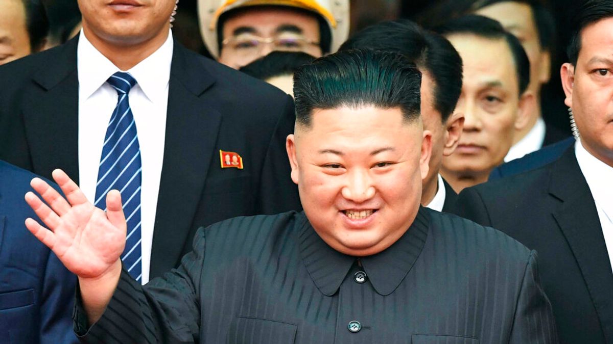 北韓領導人金正恩乘坐的專列在經過4天3夜的長途行進後,於26日上午8時10分抵達與越南邊境的諒山省同登站。 (AP) 北韓領導人金正恩乘坐的專列在經過4天3夜的長途行進後,於26日上午8時10分抵達與越南邊境的諒山省同登站。 (AP)