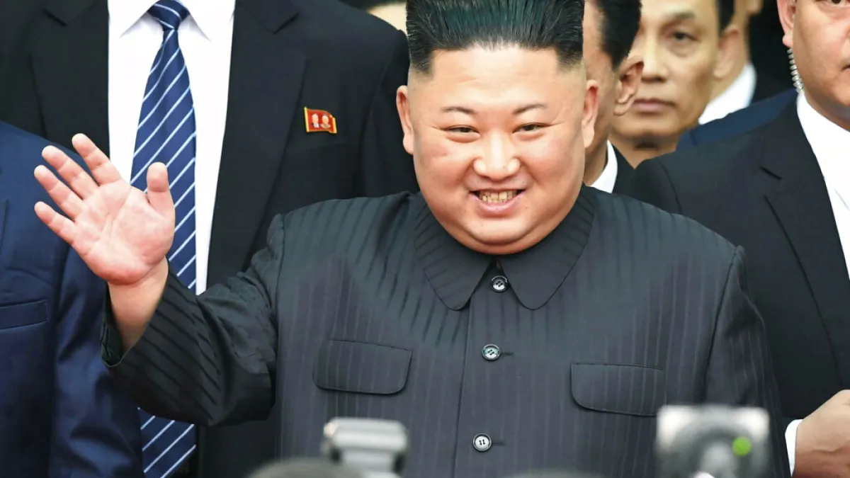 北韓領導人金正恩乘坐的專列在經過4天3夜的長途行進後,於26日上午8時10分抵達與越南邊境的諒山省同登站。 (AP)