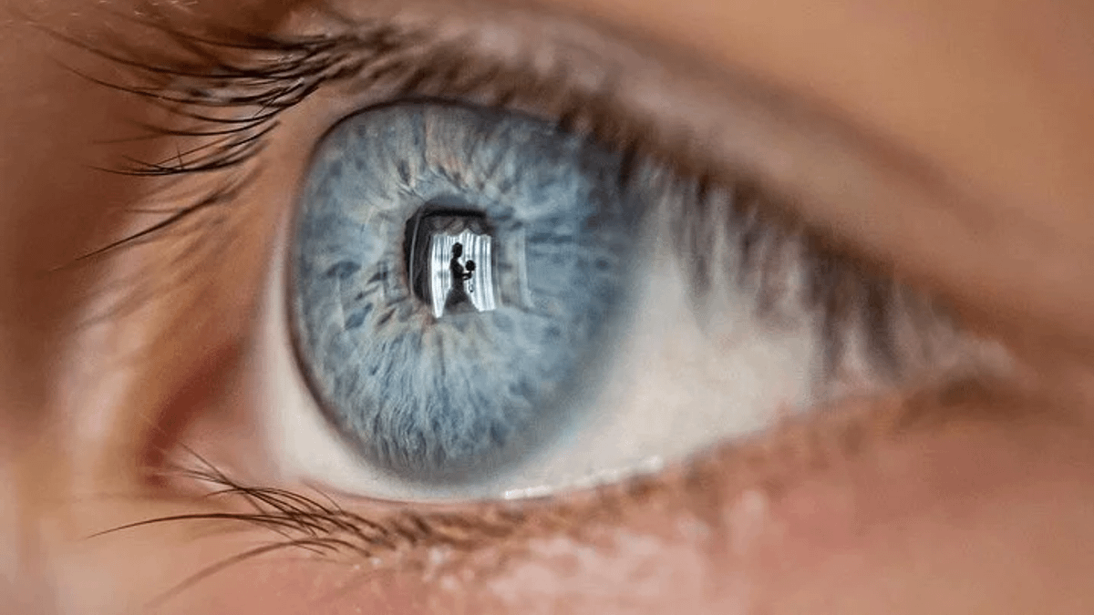 紐約大學心理學系教授 Rob Jenkins的研究表明,在受害者被拍照的案件中,例如人質劫持或兒童性虐待案件,照片中受害者眼睛的瞳孔中反射出的圖像可以被用來識別作案人。(圖/愛范兒提供) 紐約大學心理學系教授 Rob Jenkins的研究表明,在受害者被拍照的案件中,例如人質劫持或兒童性虐待案件,照片中受害者眼睛的瞳孔中反射出的圖像可以被用來識別作案人。(圖/愛范兒提供)