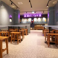 銭湯を模した体験型居酒屋「大衆酒泉テルマエ」が静岡県内に初出店し、蛇口から注ぐセルフ式飲み放題や低価格な料理を提供する。(写真/『静岡駅前北⼝両替町泉』 PR事務局提供) 銭湯を模した体験型居酒屋「大衆酒泉テルマエ」が静岡県内に初出店し、蛇口から注ぐセルフ式飲み放題や低価格な料理を提供する。(写真/『静岡駅前北⼝両替町泉』 PR事務局提供)