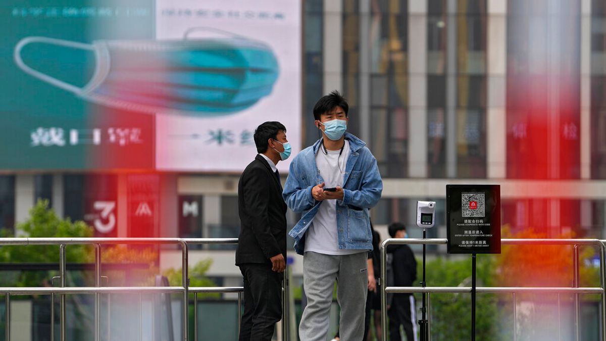 2022年4月24日,北京街頭宣導戴口罩的巨幅海報。(美聯社) 2022年4月24日,北京街頭宣導戴口罩的巨幅海報。(美聯社)