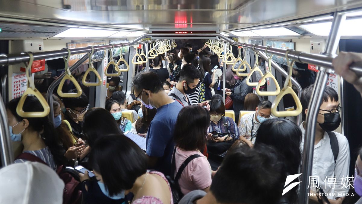 智慧型手機問世以前,搭捷運的人都在做什麼,網推一刊物免費看。(資料照/陳品佑攝) 智慧型手機問世以前,搭捷運的人都在做什麼,網推一刊物免費看。(資料照/陳品佑攝)