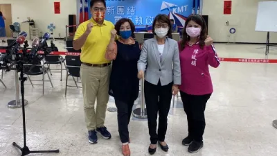 議長曾麗燕(右二)在國民黨議員童燕珍、劉德林、陳玫娟配同下,前往國民黨市黨部參加黨內初選登記。(圖/徐炳文攝)