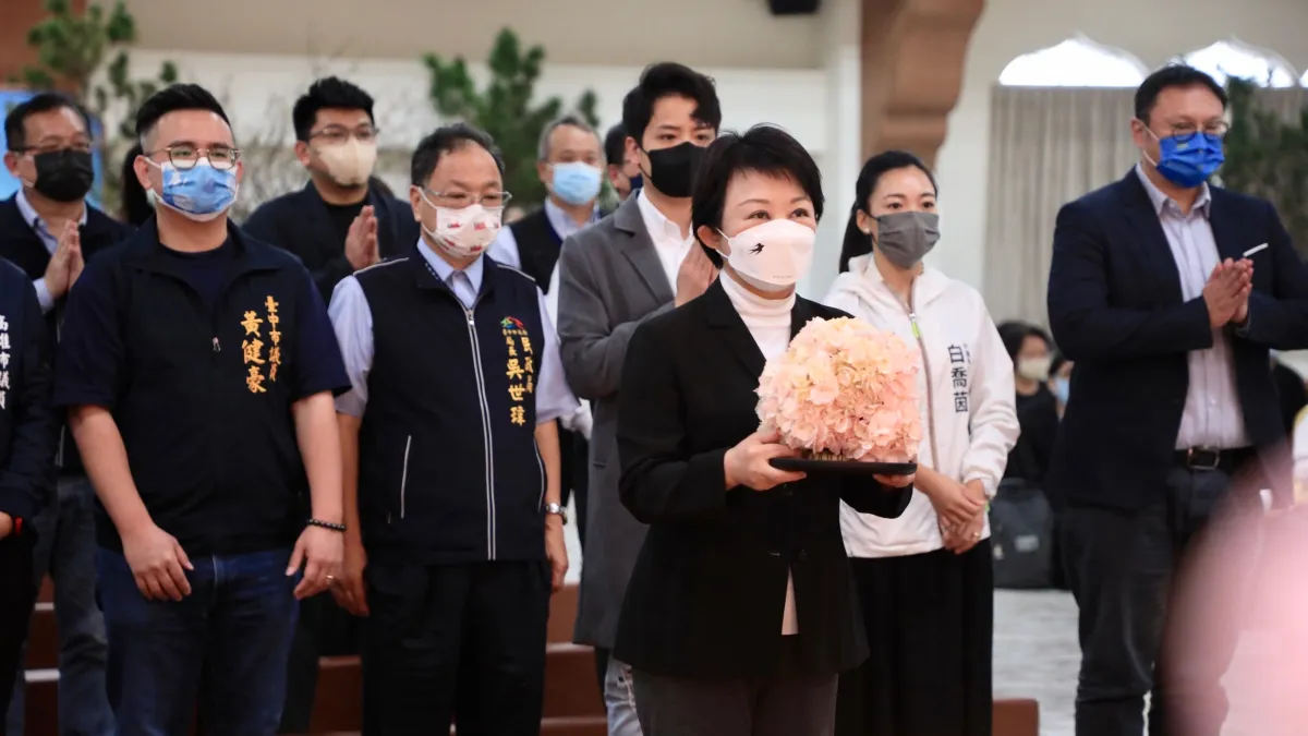 台中市長盧秀燕率市府民政局長吳世瑋、新聞局長鄭照新、秘書處長謝佳蓁,南下佛光山雲居樓弔唁,雙手合十表達敬意,感念星雲大師。(圖/台中市政府)
