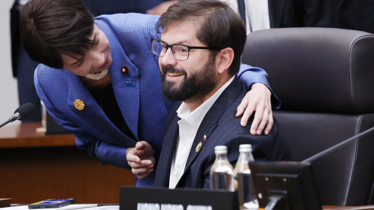 日本の新首相・高市早苗氏がAPEC会議で、チリのガブリエル・ボリッチ大統領と笑顔で言葉を交わす様子が撮影された。(写真/AP Newsroom) 日本の新首相・高市早苗氏がAPEC会議で、チリのガブリエル・ボリッチ大統領と笑顔で言葉を交わす様子が撮影された。(写真/AP Newsroom)