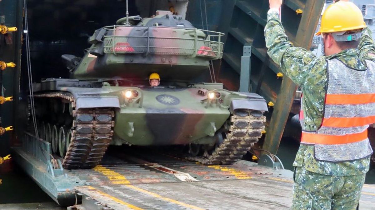 陸軍四支部近日在海軍登陸艦支援下,將物資載往澎湖實施運補。圖為陸軍M60A3戰車進行進入中建艦船艙。(取自陸軍司令部) 陸軍四支部近日在海軍登陸艦支援下,將物資載往澎湖實施運補。圖為陸軍M60A3戰車進行進入中建艦船艙。(取自陸軍司令部)