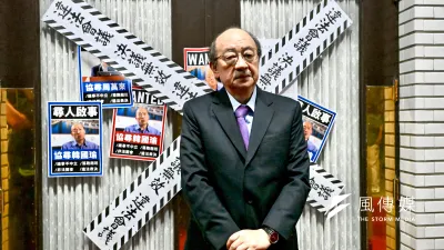 為阻止國民黨公投案,民進黨總召柯建銘27日晚間率民進黨立委封鎖議場。(顏麟宇攝)