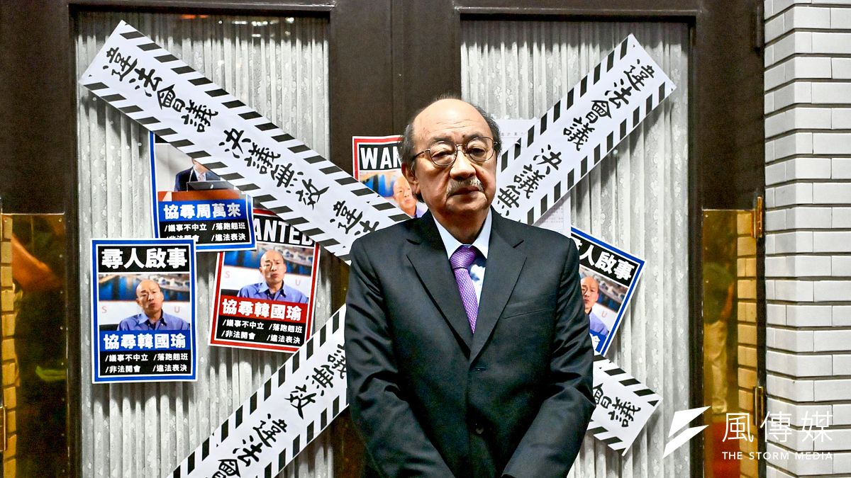 為阻止國民黨公投案,民進黨總召柯建銘27日晚間率民進黨立委封鎖議場。(顏麟宇攝) 為阻止國民黨公投案,民進黨總召柯建銘27日晚間率民進黨立委封鎖議場。(顏麟宇攝)