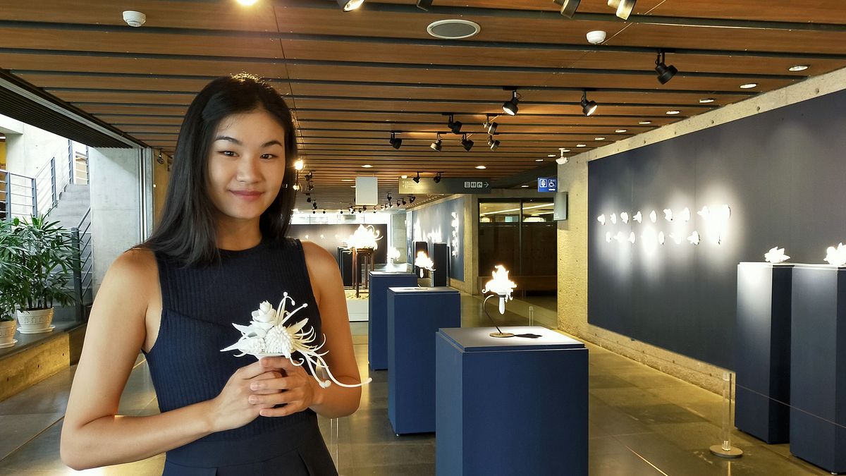 鶯歌陶瓷博物館即日起至12月29日止在B1陶藝長廊展出「花譜FLORILEGIUM—李如詩創作個展」,展出87件作品。 (圖/鶯歌陶瓷博物館提供) 鶯歌陶瓷博物館即日起至12月29日止在B1陶藝長廊展出「花譜FLORILEGIUM—李如詩創作個展」,展出87件作品。 (圖/鶯歌陶瓷博物館提供)