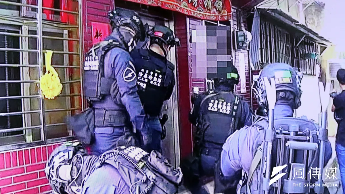 台北市警察局刑警大隊日前破獲,以劉嫌為首的「天○盟」幫派集團。圖為攻堅畫面。(取自刑事局除暴特勤隊攻堅影片)