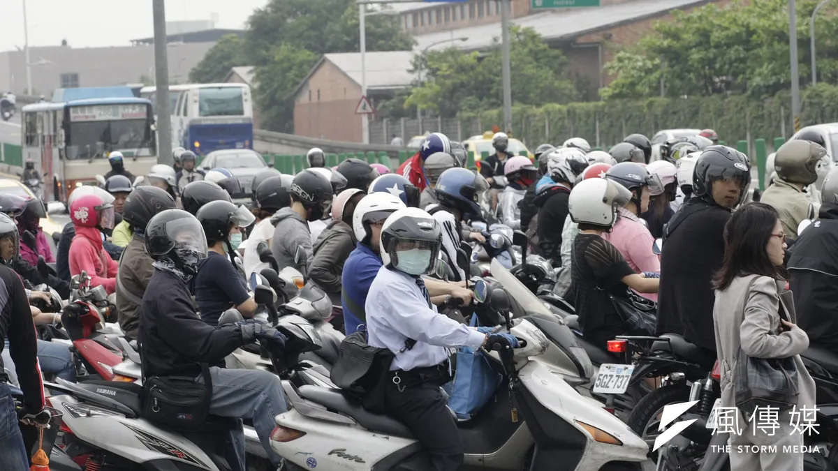 機車族要注意了,機車燃料稅改每年徵收,若未按時繳交,可是會挨罰300元至600元不等。(吳逸驊攝)