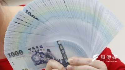 近期臉書多個社團流傳稅收超徵,最遲6月全民普發1萬元現金。示意圖。(資料照,郭晉瑋攝)