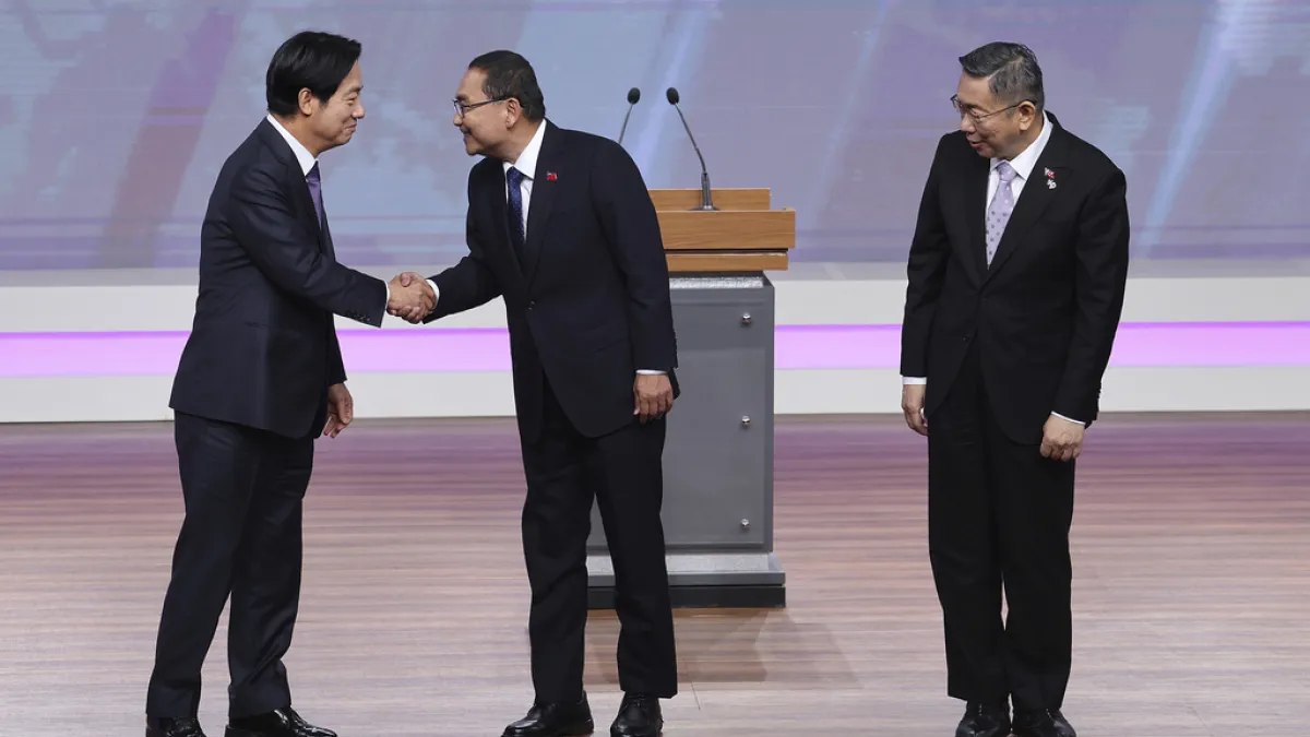 2023年12月30日,三黨總統候選人在公視舉行的總統辯論會上握手示意。(美聯社)