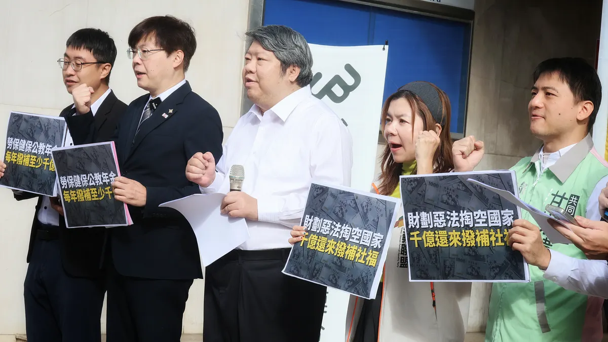 經民連、台灣基進、時代力量、綠黨、小歐盟2日舉行「財劃法,中央地方不要爭!千億還來,撥補四大社福缺口!」記者會。(資料照,柯承惠攝) 經民連、台灣基進、時代力量、綠黨、小歐盟2日舉行「財劃法,中央地方不要爭!千億還來,撥補四大社福缺口!」記者會。(資料照,柯承惠攝)