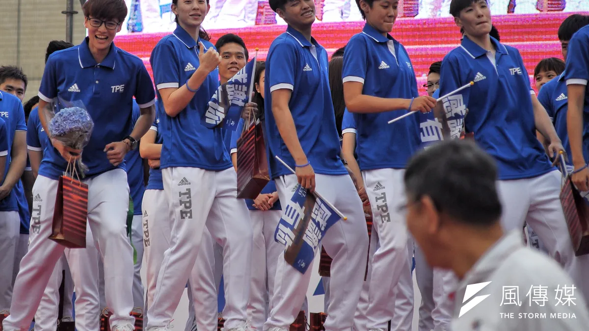 「台灣英雄大遊行」,選手與教練於下午5點半行進到市府前廣場,受到現場民眾英雄式歡迎,女籃隊此次奪得銅牌,在入場時,還被主持人cue即興來段「勝利之舞」,台下的人則是台北市長柯文哲。(林岱民攝)
