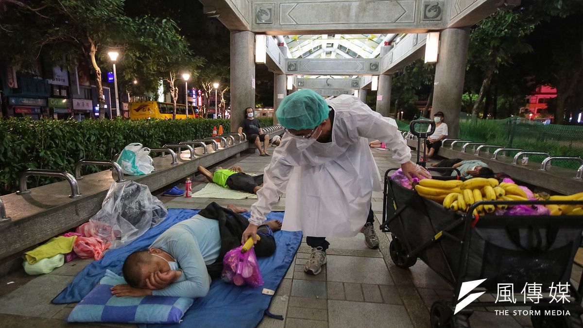 「有大哥說他看到有人餓到去挖垃圾桶、但挖了也沒東西吃...如果放生他們,疫情真的會變比較好嗎?」當收入全無、喝水吃飯都成奢求,戴口罩、勤噴酒精是何等困難?但萬華60年老店結合社工做到了,送物資不只是「做愛心」,他們打造出最強防疫前線!(顏麟宇攝) 「有大哥說他看到有人餓到去挖垃圾桶、但挖了也沒東西吃...如果放生他們,疫情真的會變比較好嗎?」當收入全無、喝水吃飯都成奢求,戴口罩、勤噴酒精是何等困難?但萬華60年老店結合社工做到了,送物資不只是「做愛心」,他們打造出最強防疫前線!(顏麟宇攝)