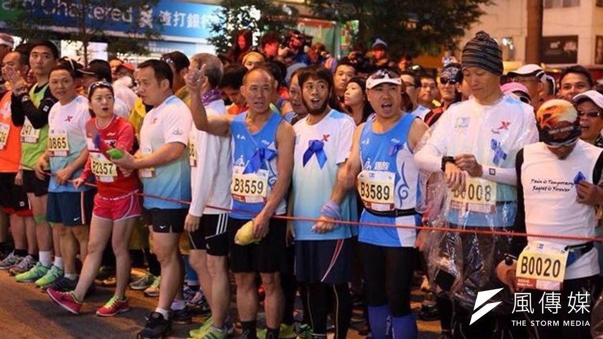 開跑前選手別上藍絲帶,為新聞自由發聲。(取自"渣馬藍絲帶2014"臉書頁面) 開跑前選手別上藍絲帶,為新聞自由發聲。(取自"渣馬藍絲帶2014"臉書頁面)