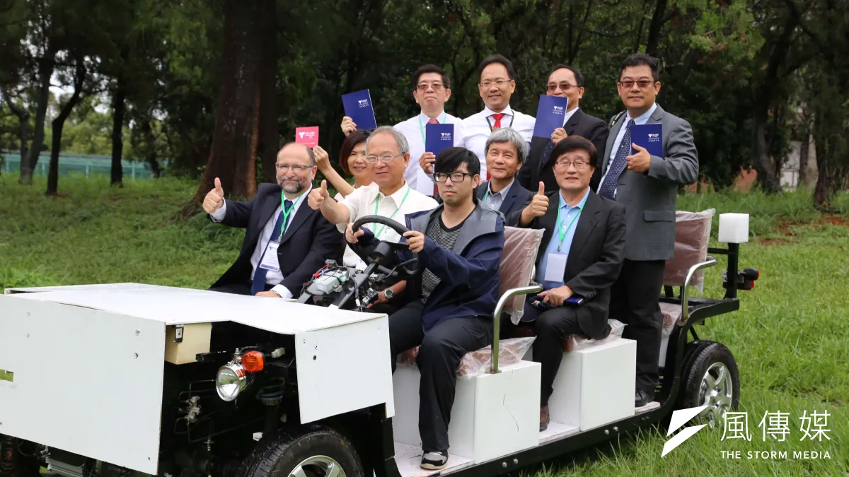 創新人博覽會中展出產學合作電動車,東海副校長林振東(前中)等人親身體驗。(圖/諸葛志一攝)