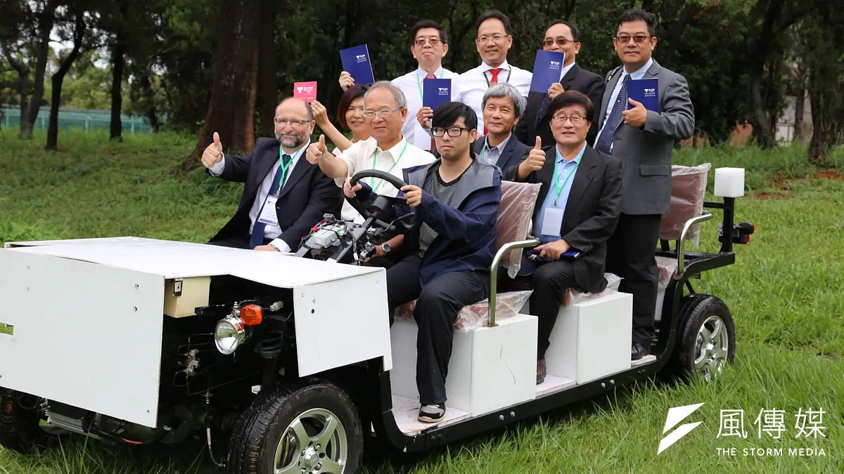 創新人博覽會中展出產學合作電動車,東海副校長林振東(前中)等人親身體驗。(圖/諸葛志一攝) 創新人博覽會中展出產學合作電動車,東海副校長林振東(前中)等人親身體驗。(圖/諸葛志一攝)