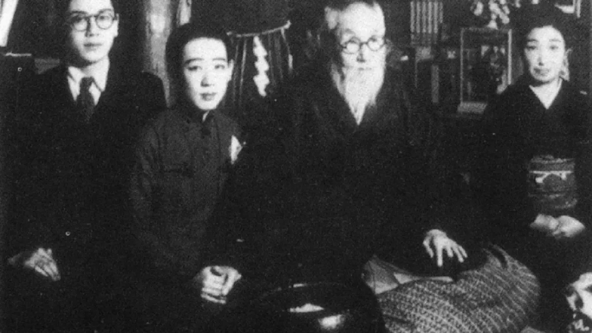 造訪頭山滿(右方數來第二人)宅邸時的芳子。(八旗提供)