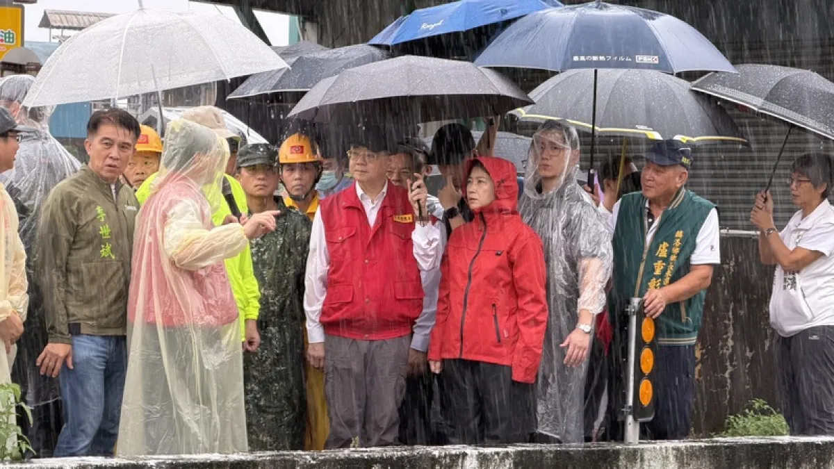 行政院長卓榮泰(前中)25日視察屏東縣麟洛大湖排水改善工程,赴現場勘查,並聽取縣府人員解說。(中央社)
