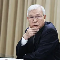 台湾ドル大幅上昇、中央銀行総裁楊金龍が5日に記者会見を開き、アメリカの圧力を否定、関税交渉が為替レートに触れていないと強調した。(柯承惠撮影) 台湾ドル大幅上昇、中央銀行総裁楊金龍が5日に記者会見を開き、アメリカの圧力を否定、関税交渉が為替レートに触れていないと強調した。(柯承惠撮影)